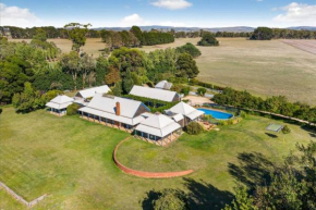 Finsbury House - Luxury 8 Bedroom Farm Homestead with Pool